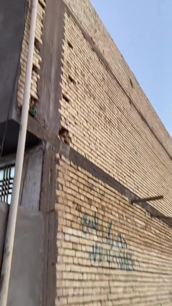 السلام عليكم بيت 🏠 للبيع مساحه ٥٠ متر

البيت طابقين بناء جديد توه طلعو منه العماله جاهز عله اخر حبايه 

سند ٢٥ اقرار محكمه 

موقعه حي الجامعه خلف جامعت فريحه  مجمع سكني متكامل وطني مزانيت كهرباء الدوله شدوهن جدد 

البيت يحتوي عله صاله كبيره او مطبخ او صحيات والطابق الثاني غرفتين نوم كبيرات مع حمام  الطابق الثالث صطح مع سياج مرتفع 

مي او مجاري او تبليط 

للستفسار الاتصال عله صاحب البيت مباشر 

***********
