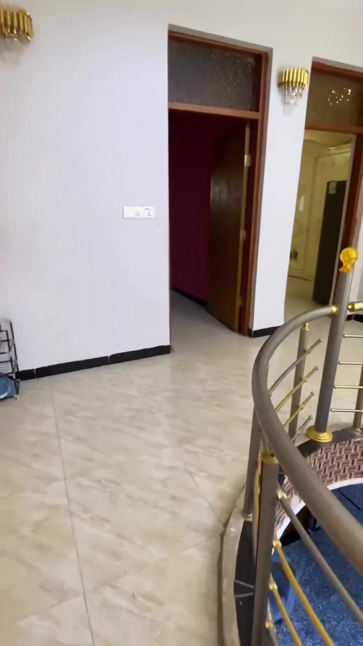 بيت للبيع مساحة 210 متر 
في البلديات شارع المصرف مقابل مول نيروز وخلف جامع الفاضلي 
البيت يحتوي 
4 غرف نوم وحدة جوة كبيرة واسعة و 3 فوق 
واستقبال وصالة كبيرة 
4 صحيات 2 جوة و 2 فوق واحدة ضمن غرفة اسويت ب الطابق الثاني 
ومطبخ حار وبار ومنور خلف البيت 
و سطح 2 ومخازن 2 جانب السطح 
للاستفسار اتصال على الرقم 
***********

