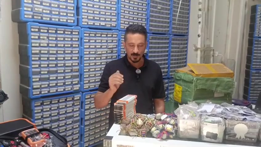 فديو خاص للطلاب
بمناسبة قرب بدء العام الدراسي الجديد، جهّزنا المواد الخاصة بطلاب المدارس المهنية.
سيتم تجهيز القطع حسب المنهج الدراسي وبنفس أرقام القطع المعتمدة في المنهج، لضمان تنفيذ الدوائر بشكل صحيح.
⚠️ تنبيه مهم للطلاب:
الحذر من استبدال أو تغيير أرقام القطع بشكل عشوائي، لأن اختلاف مواصفات القطعة عن المعتمد في المنهج قد يؤدي إلى عدم عمل الدائرة بالشكل الصحيح.
مكتب دجلة للإلكترونيات — القطعة الصحيحة تبدأ من الرقم الصحيح.
