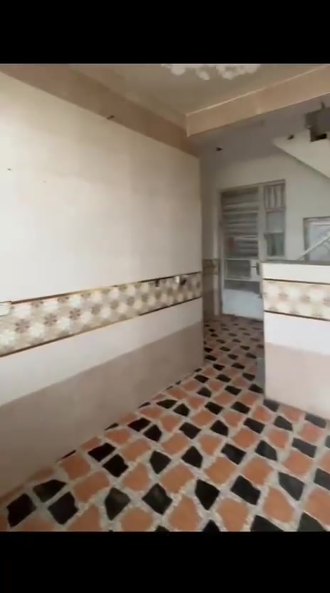 السلام عليكم بيت للبيع ملك صرف سكني مساحة ٨٥ متر واجهة ٨متر ونص ونزال ١٠ طابق ونص بناء جديد  بدون نقص عالي عن الشارع 
يحتوي على ٢ نوم واستقبال كبيرة ومطبخ وصحيات 
السعر ٧٥ مليون 
أبوغريب الشهداء المدخل المقابل للنفق من السريع مدخل جامع الريان قرب متوسطة الخبير 
للأستفسار 
***********
***********
***********
