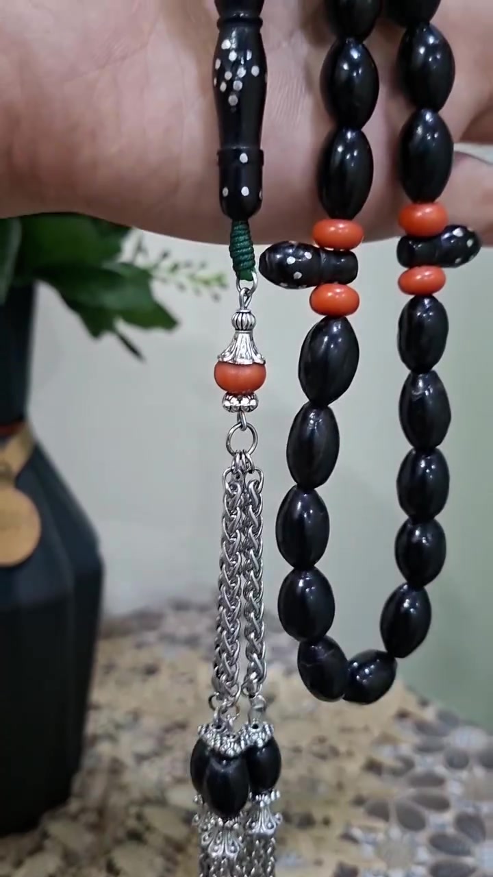 يا الله … 🤲
يسر حجازي قديم انتيك… 📿💯
العدد 37  خرزه لبه ساده نضافه تامه … 
فواصل مرجان… وزن صافي السبحه 50 غرام… 
3 خرزات يسر حجازي قديم بلكركوشة… 

ملاحظة ابيع شرط يسر حجازي قديم خلاف الكلام ترجع 

الشراي فقط يتواصل خاص ... 
ما راوس بيع فقط احبتي الغالين ...

 تواصل واتساب او على رقم ***********..
يوجد توصيل كافه محافظات العراق. 🚛...
