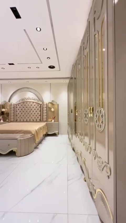 السلام عليكم تم وصول غرف نوم تركي ملكيه 💛💛 تتكون من 11 قطعه موديل تكساس ااملكي لأصحاب الذوق الرفيع والفخامه 💛 الظهر بلوك بالكامل 💛 برغي وجوا حديد 💛 السرير مخزن 💛💛 غرفة كلها اناره 💛 سعر الغرفة 3 مليون 💛 توصيل داخل بغداد مجاني 💛 اطراف 20 ااف 💛 💛 المحافظات توصيل 100 الف 💛 الحجز والمراسله علي الخاص او واتساب *********** 💛💛💛💛💛💛💛💛💛💛💛💛💛💛💛💛
شنو القياسات الدقيقة للغرفة؟ خصوصاً طول السرير، الدولاب، والكمودينات حتى نعرف تناسب حجم الغرفة لو لا.: 
قياس الكنتور 3 متر و 30 سم 
الغرفة موديل تكساس التركي، تكدر تذكرلي اسم المعمل/الشركة بالضبط وهل عليها ضمان أو كفالة؟: 
غرفه النوم تركي مستورد 
وين موقعك بالضبط؟ حتى الزبون يعرف إذا يريد يشوفها أو ينسق استلام داخل بغداد أو من المحافظات.: 
توصيل فقط للبيع جمله ومفرد لأصحاب المحلات التجارية والمولات 
الـ 11 قطعة شنو تشمل بالضبط؟ يعني بيها كومدينات، تسريحة، مراية، مخدات/مراتب لو فقط القطع الأساسية؟: 
تشمل كنتور مع ملحق ومراية  كوميدي عدد 2 اناره ميز بلازما مراية قيافة 
إذا الزبون يريد حجز، شكد المقدّم؟ وهل التوصيل والتركيب داخل بغداد ضمن السعر لو إلهم أجور إضافية؟: 
الزبون يدفع كاش بعد التوصيل بعد التاكد والفحص 