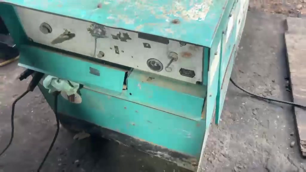السعر ١٦ ورقة 

ماكينة لحام ومولد كهرباء مدمج (Welder Generator) من شركة Denyo اليابانية موديل DAW-500S ، ويعمل بمحرك ديزل من شركة كابوتا (Kubota) اليابانية.

​مواصفات المحرك (Kubota):

​موديل المحرك: Kubota D1703 (3 سلندر، تبريد ماء).

​سعة خزان الوقود: 45 لتر.

​مواصفات ماكينة اللحام (DC Welder):

​مدى تيار اللحام: من 40 إلى 500 أمبير (مستمر DC).

​أحجام واير اللحام (Electrode): يدعم قياسات من 2.0 ملم إلى 8.0 ملم. حديد فافون اهين ستيل

​مواصفات التوليد الكهربائي (AC Power):

​القدرة الكهربائية (كمولد خارجي): يولد قدرة أحادية الفاز (Single-Phase) تصل إلى 3 kVA لتشغيل المعدات والإضاءة. 

العنوان بابل الحله باب المشهد 
*********** 
*********** 
يوجد توصيل لجميع المحافظات
