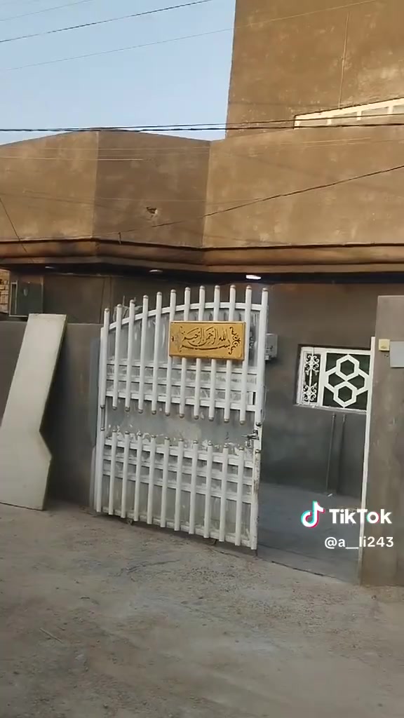 دار لبيع طابو زراعي سند 25 مساحته لبيت 210 يحتو عله غرفتين حديقه ٩٠ متر حمام داخلي حمام خارجي عنوان حله ورديه خارج قرب جامع لمام لحسن بل فرع يبعد عن شارع200متر اي ستفسار عل *********** سند بسمنه
