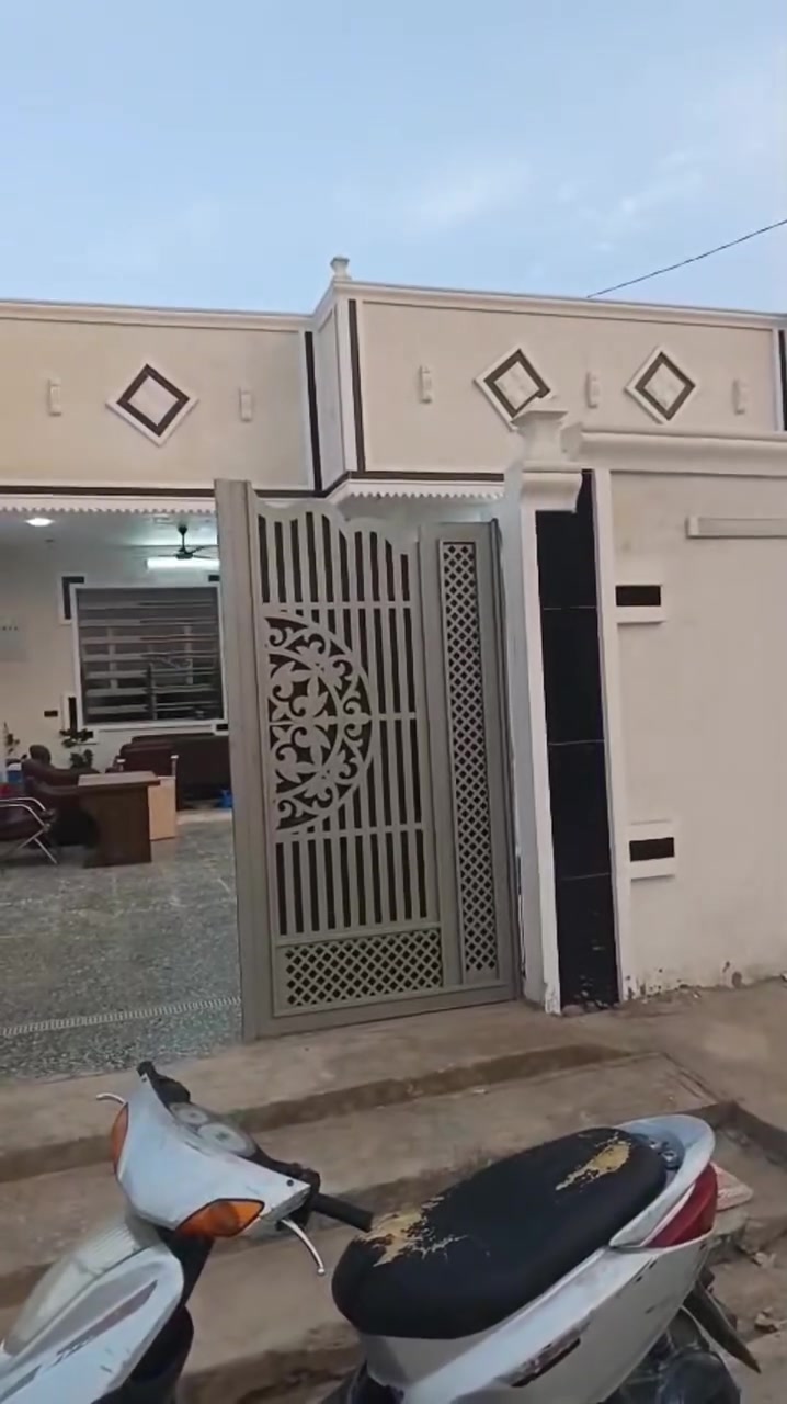 بيت مساحه 300 متر مربع بناء طابوق أرضية وسقف صب مسلح خدمات كامله ماء مجاري كهرباء وتبليط البيت احلى من التصوير وشغل درجة اولى العنوان الحميدية قرب السوك الثاني ومدرسه مزايا للاستفسار مراجعة مكتب النرجس للعقار ***********
