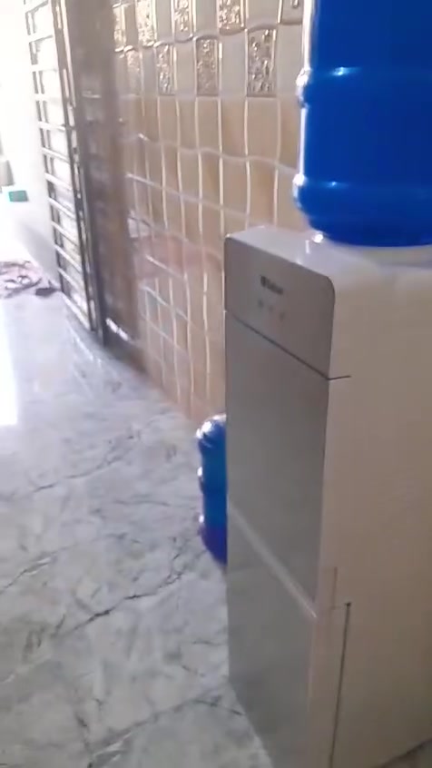 🏡 دار للبيع – حي الفرات / مقاطعة 23

📐 المساحة: 132 م²
🏗️ بناء حديث وكونكريت مسلح، والدار مجهزة بكافة الخدمات.

الطابق الأرضي:
• حمامات داخلية وخارجية
• طارمة واسعة
• استقبال خارجي مفتوح على الداخل
• صالة كبيرة
• مطبخ حار وبارد
• مناور عدد 2
• غرفة نوم واحدة

الطابق الثاني:
• غرفتا نوم مع صحيات
• صالة
• سطح واسع

🛋️ البيع مع الأثاث أو بدون أثاث حسب الاتفاق.

📍 الحي مخدوم بالكامل:
ماء • كهرباء • مجاري • إنترنت ضوئي • تبليط وأرصفة مقرنصة

💰 السعر: 165 مليون

🎥 جميع التفاصيل موضحة داخل التصوير.

📩 للاستفسار: مراسلة الرقم *********** فقط
🟢 يوجد واتساب على الرقم

⚠️ رجاءً، اللي مو جاد بالشراء لا يدخل خاص.

