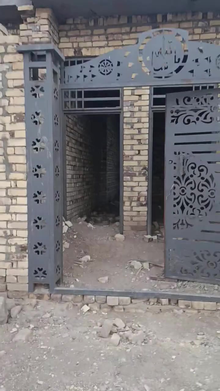 سلام عليكم بيت للبيع فقط نقص بس دوخل البيت شغل درجه اوله مال جناي البيت رقم معامله كامله وسعره 25مكانه احي الموضفين 7تالف وكل الخدمات موجوده ***********

