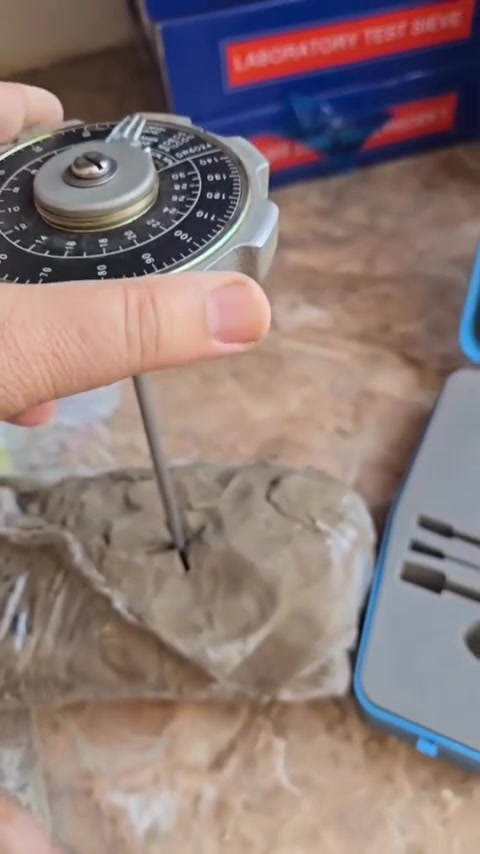 اجراء تجربة فحص المروحة van shear test  على عينة تربة طينية shellby tube  تم استخراجها من تحريات التربة لموقع في مدينة الكوفة على عمق 4 متر و قد ظهرت قيمة cu=38 kpa
شركة جيوتكنيك لتحريات واستكشاف التربة
***********
