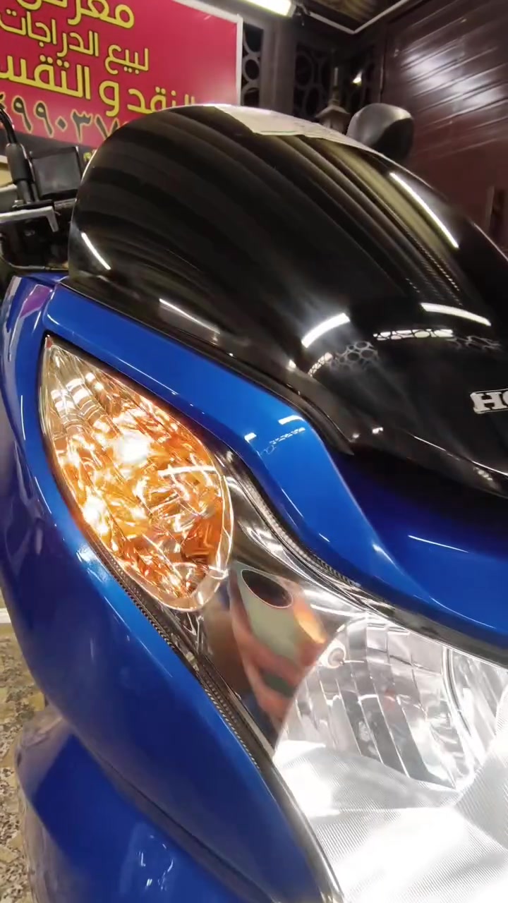 للبيع ( PCX) حاوية رمبة مكفولة كفالة عامة من معرض دبي لبيع الدراجات اليابانية والكهربائية الاعضمية قبل خروج الكم بإدارة مهند الدبي
