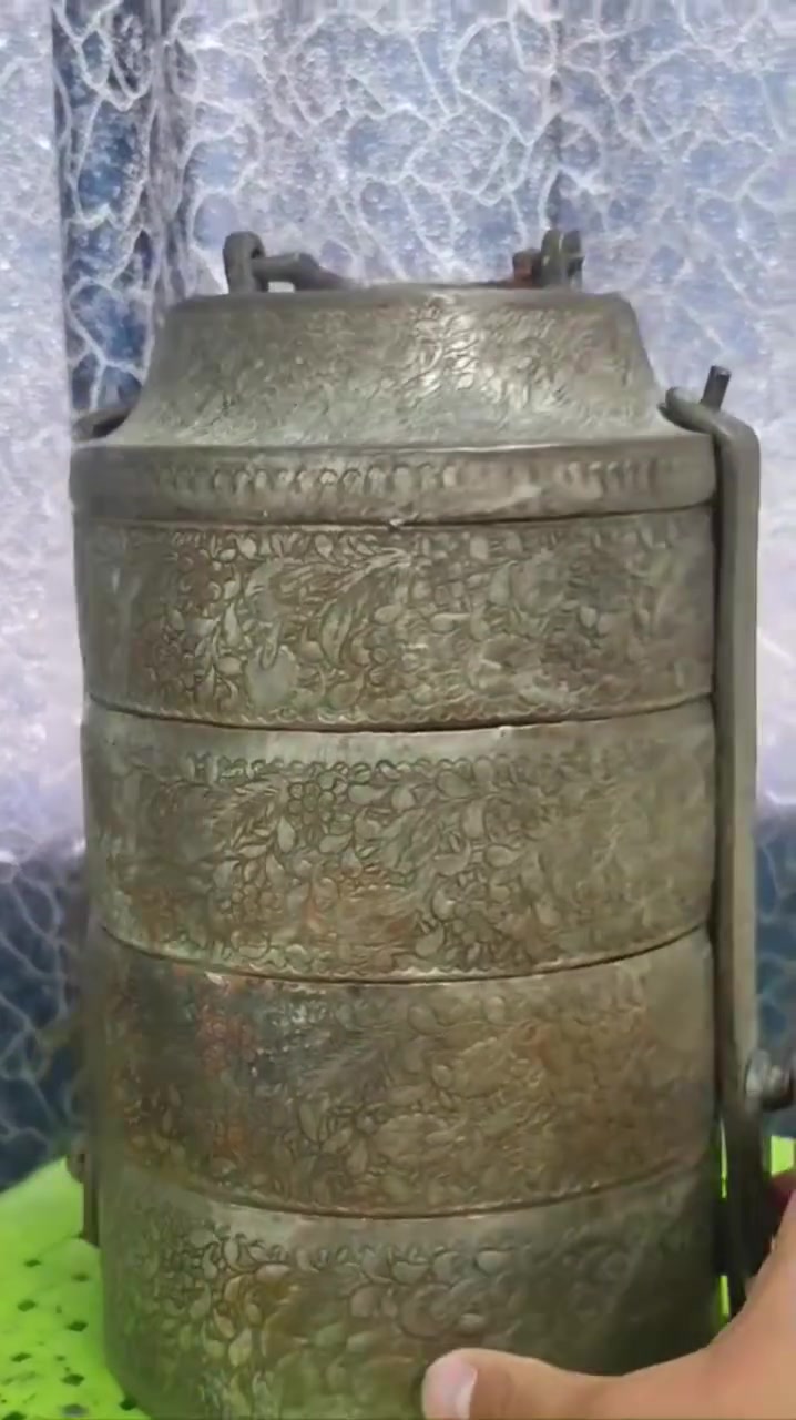 السلام عليكم ورحمه الله وبركاته..صفرطاس قديم منقوش عمل النقاش المرحوم محمد زكي الطائي نقش ناعم خالي من العيوب والضرر للاستفسار خاص او الاتصال على الرقم التالي (***********)اخوكم كرار الشيخ
