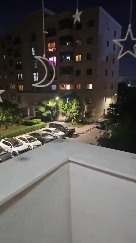 شقة للبيع في مجمع اليمامة السكني / حي العدل
مساحة الشقة ١٦٧ م 
المواصفات :
صالة كبيرة
مطبخ مع مؤثث
بالكونة
٣ غرف نوم ( واحدة سويت )
٣ حمامات 
غرفة غسيل 
أجهزة تكييف عدد ٤
غاز مركزي
نفايات بنظام الأنبوب
كهرباء مستمرة مع محطات توليد احتياط بنظام الكارت
سكيورتي 
مساحات خضراء مع تشجير 
٣ مناطق لعب للاطفال 
باركات مع دخول ذكي للسيارات
قريبا افتتاح مركز التسوق و المدارس 

***********
#شقق
#للبيع
#مجمع_اليمامه_السكني
#عقارات_للبيع
#مجمعات_سكنيه
#عقارات_للايجار
