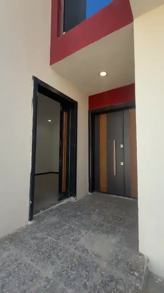 السلام عليكم ورحمة الله وبركاته
منزل 🏠 ٢٠٠ متر طابق ونصف 
٣ غرف نوم وصاله 
استقبال كراج سياره 
حديقة ومناور عدد ٢
فناء. وسطي 
صحيات عدد ٣
بلوك ٦ جاهز للسكن 
استلام مباشر 
كاش فقط 
للاستفسار الاتصال على الرقم 
***********
محمد الخليلي
