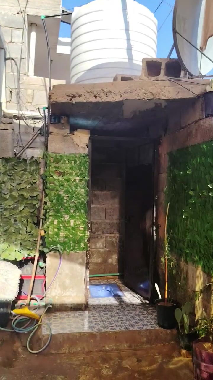 بيت للبيع الموقع كاطون الرازﻲ الحولي  مساحه 100متر سقفه سندويج الاستفسار على الرقم  *********** السعر 25وبي مجال
