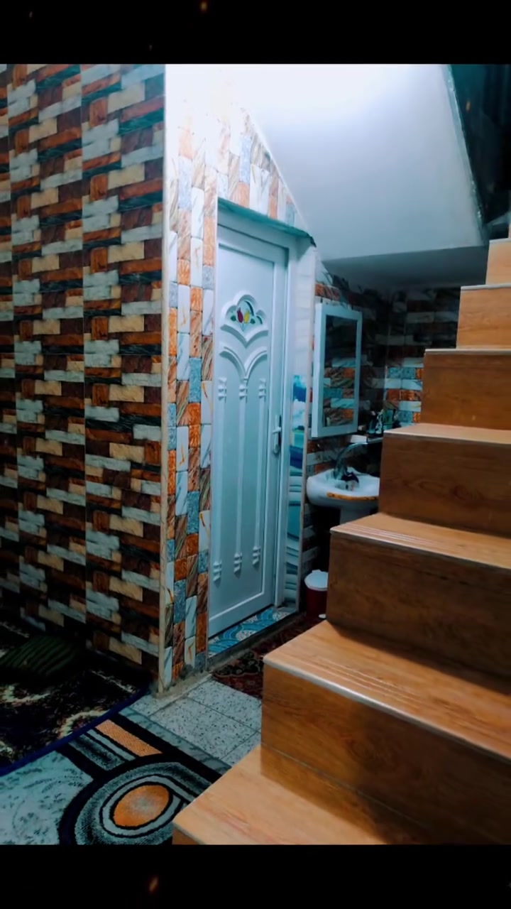 الدار للبيع حله نادر ثانيه شارع الخدمي قرب مول اهل الخير القديم للاستفسار على الأرقام الذي موجوده في القطعه طابقين يحتوي على ٣ غرف نوم ومطبخ وصاله ومجمع صحيات عدد ٣ ومساحة البيت ١٢٠ متر %***********%***********
