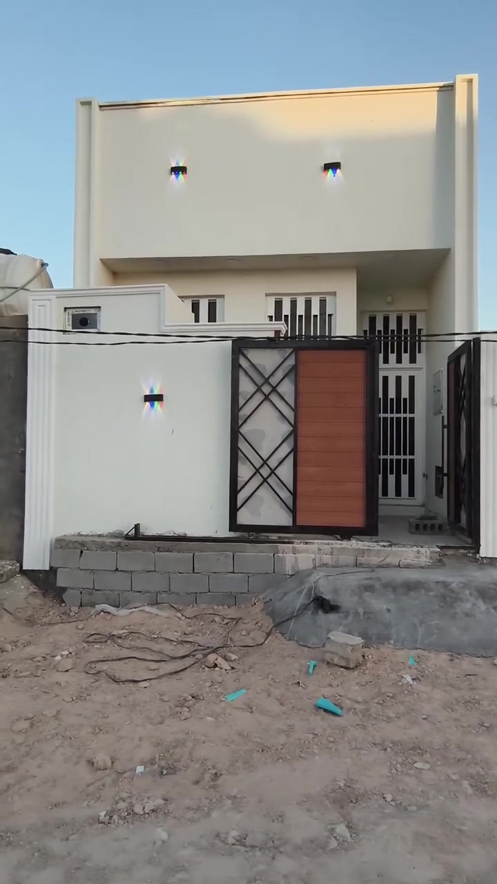 🏡 منزل للبيع بناء حديث (2026) لم يسكن من قبل! 🏡
✨ فرصة استثمارية وسكنية ممتازة في كربلاء المقدسة ✨
​إذا كنت تبحث عن السكن الراقي والحديث، نعرض لكم هذا البيت المتميز ببنائه العصري والتصميم المتكامل:
​📍 العنوان: كربلاء المقدسة – حي الجهاد (قرب مشاتل العتبة / الحولي الجديد - يم المشاتل).
📏 المساحة: 100 متر (الواجهة 5 متر × العمق 20 متر).
🏗️ نظام البناء: طابق واحد – بناء طابوق حديث 2026 (البيت جديد تماماً وغير مسكون، جاهز للسكن الفوري).
​🔹 تفاصيل وتقسيم البيت:
• 🛋️ استقبال واسع
• 🛋️ صالة معيشة مريحة
• 🍳 مطبخ
• 🛏️ غرفة نوم
• 🚿 صحيات داخلية وخارجية
​📞 للاستفسار والتواصل:
علاء للعقارات والمقاولات العامة
📱 رقم الهاتف: ***********
