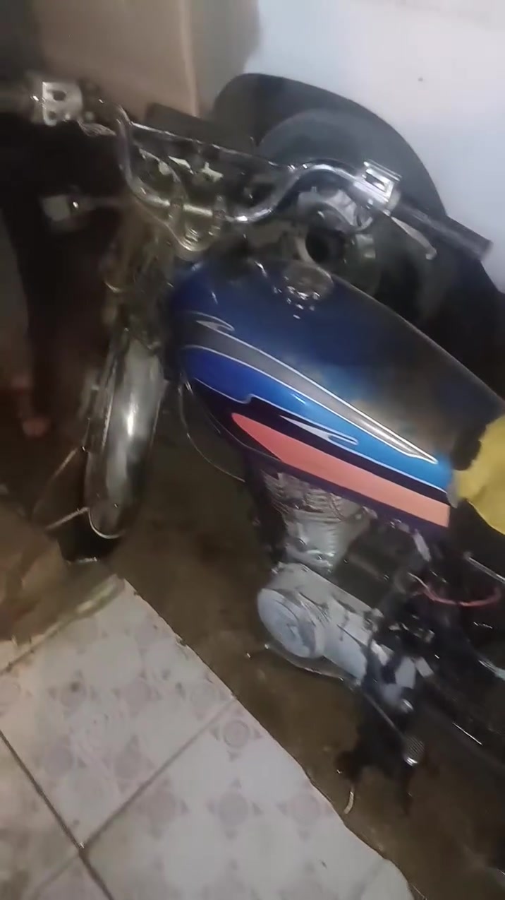 ئەم ماتۆڕسکیلە مارکەی CG (یان CG125)یە.بۆفرۆشتن
سەر بە شێوازی کلاسیکی Honda CG125 و لەسەر کورسییەکەشی بە روونی لۆگۆ و ناوی CG 125 CDI نووسراوە.بۆفرۆشتن  
نرخی 225هەزارە لە سلێماننیە
ژم ***********
