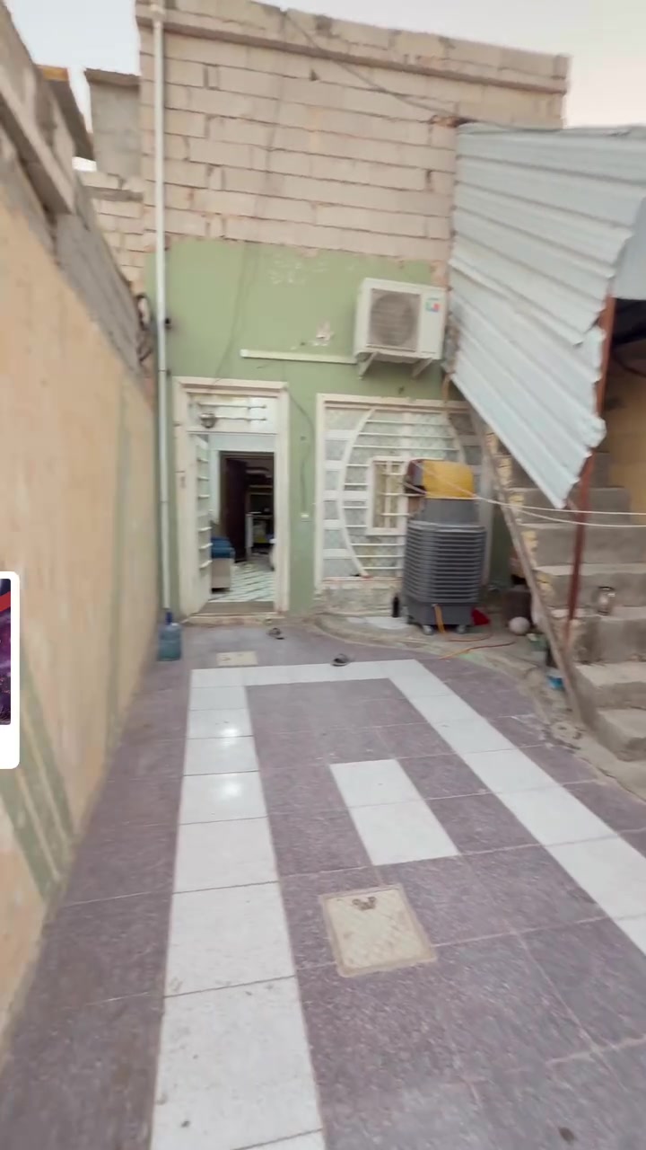 بيت للبيع المساحة 130 متر محتوياته ثلاث غرف وصاله ومطبخ واستقبال وصحيات قطااع السابع بسعر 27 مليون.
مكتب حازم البديري 
***********
