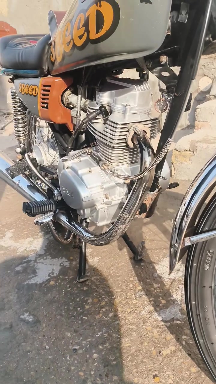 سلام عليكم دراجه نامه حربي كلك كلك للبيع تفاصيل الدراجه عندك كلجات بيهه نهضه نص ونص انت مخير تفحصهه وتشوفهه اذا ردت تبدللهه كلجات او لا لكاور مالهه الاصلي مو التجاري ولفات مو عاديه ولفات صفر واحد وعندك بريك ضعيف تبديل بونزات ب5الالف البونزات مايكلفن ولكلجات اذا ردت تبدلهه 20الف  هنه وشدهن وتفيلس3الالف مجموع 27 الف واني الدراجه عارضها قبل شوي ب480 قفل ونزلت لل450 خاف يريد الشراي يصلح التفاصيل الي ذكرتهه مطيح من 480 لل450 يعني 30 الف حك التصليح قفلهه 450 وشرط الفحص وذا طلع بيهه مشاكل غير الي ذكرتهن ياخذهه ويروح بلاش ولاتعبني ولاتعبك بلخاص 450قفل قفل هاي الدراجه عرضتهه من الاخير العنوان ناصريه مركز رقم الهاتف ***********
