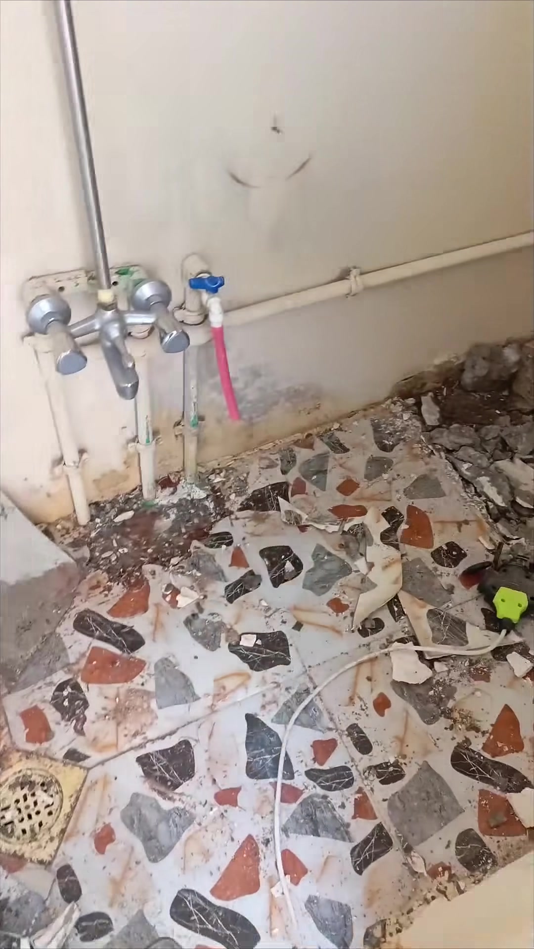 ترميم حمام داخل الموصل 
للتواصل ***********
