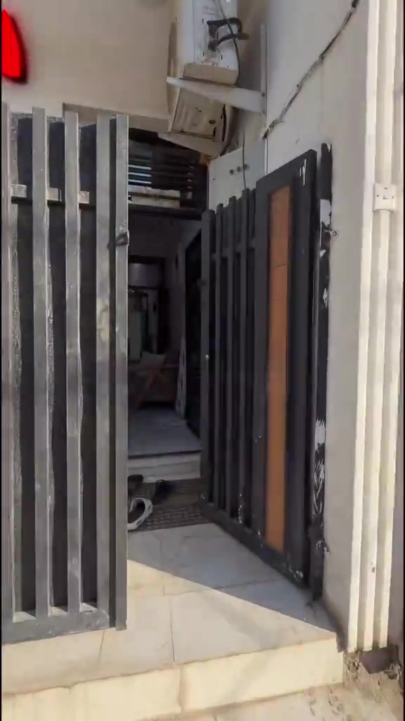 🏠 بيت 75م للبيع – رابع بيت عن الشارع الرئيسي 💰 السعر جداً مناسب 🛋️ يباع مع الأثاث كامل المحتويات: 🔹 الاستقبال 🔹 مطبخ 🔹 خدمات صحية 🔹 منور 🔹 غرفة نوم الطابق الثاني: 🔹 غرفتين نوم 🔹 خدمات صحية الطابق الثالث: 🔹 بيتونة 🔹 سطحين 📞 للاستفسار: *********** 📌 للحصول على جميع التفاصيل، علق برقم 1 وتابع الصفحة
