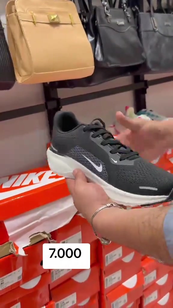 ✨ مجمع مصطفى البصام ✨ 🔥 عرض خاص وبلاش 👟 حذاء نايك شبابي نسائي 💥 السعر 7000 دينار فقط 📍 العنوان: الشرقي - قرب مجمع محمد البصام 📲 حجز واتساب: ⁠***********

نص مكتوب في الصور:
- 7.000