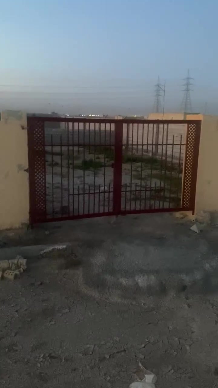 السلام عليكم اخوان قطعه للبيع تصلح مزرعه تقع خلف المرورالحسينيه مقابل منطقة الحرس زراعيه سند 25 اقرار محكمه ونسخه من السند مساحه 500 متر مسيجه وكامله وخدمات كامله السعر مناسب للاستفسار للاتصال ***********
