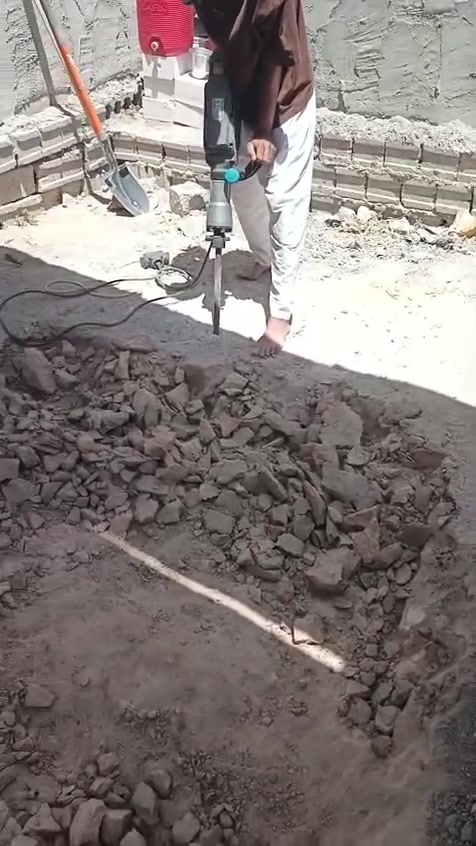 السلام عليكم كادر اختصاص تفليش تكشير حفر دفن تنضيف تدخيل سبيس قلع الكاشي بأسعار مناسبه ***********
