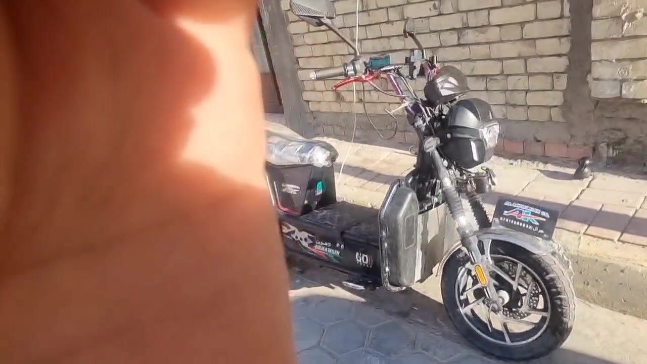 السلام عليكم.
للبيع بايسكل شحن مستعمل بس نظيف، مال اعتماد وحيله بيه.
الأداء والمواصفات: 6 بطاريات قويات وعزمهن صافي. البايسكل جاهز وكلشي شغال بيه (بس اليدّة مبدلة). بي دبلات خلفية وجنط جانبية.  
السعر: 550 ألف وبيه مجال للشراي الصدك، تجي وتفحص بعينك وما نختلف.
المكان: الرمادي.
للتواصل خاص أو اتصال 📞.