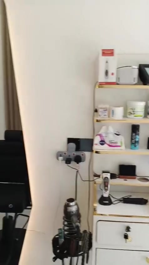 للبيع عدة محل حلاقة كاملة (جديدة، غير مستخدمة نهائياً) ✂️

إذا ناوي تفتح محل حلاقة، هاي فرصة توفر بيها مبلغ.

العدة تتكون من:

* مرايتين عدد (2) نوع LED مخفي، تصميم حديث.
* كرسيين حلاقة عدد (2) موديل حديث، جدد.
* جلسة انتظار للزبائن لـ(3) أشخاص، جديدة.
* رفوف جديدة، وجميع تفاصيل العدة موضحة بالصور.

والأجمل من هذا كله:
راح أضيف جميع أدوات الحلاقة هدية، منها:

* مكاين حلاقة.
* سشوار.
* وإكسسوارات وأدوات أخرى.

سبب البيع:
اشتريت كل الأغراض وجهزت المحل، لكن تعينت بوظيفة وما لحكت أفتحه. المحل انفتح يومين فقط وانسد، والعدة ما مستخدمة نهائياً.

ملاحظة مهمة:
الأغراض كلفتني أكثر من 2,000,000 دينار، وتكدر تسأل بالسوق على أسعارها ونوعيتها، كلها من أفضل وأحدث الأنواع.

السعر الحالي:
🔥 1,000,000 دينار عراقي فقط (قفل قفل).
السعر نهائي وغير قابل للمساومة، وبهذا السعر تعتبر مو فلوسها.

📍 الموقع: البصرة - القبلة.
🚚 التوصيل: ما متوفر.

📞 للتواصل والاستفسار (اتصال أو واتساب):
***********

ملاحظة: الرقم مو موجود بالفيسبوك بسبب كلفة النشر، لذلك أي شراي أو شخص يريد يستفسر يتواصل مباشرة على الرقم أعلاه
