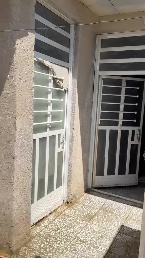 السلام عليكم بيت تجاوز للبيع شارع المعهد دور الاساذله قرب معهد السعر 27 بي مجال بيت نضيف غرفتين وصاله ومناور طرمه بيت نضي ***********
