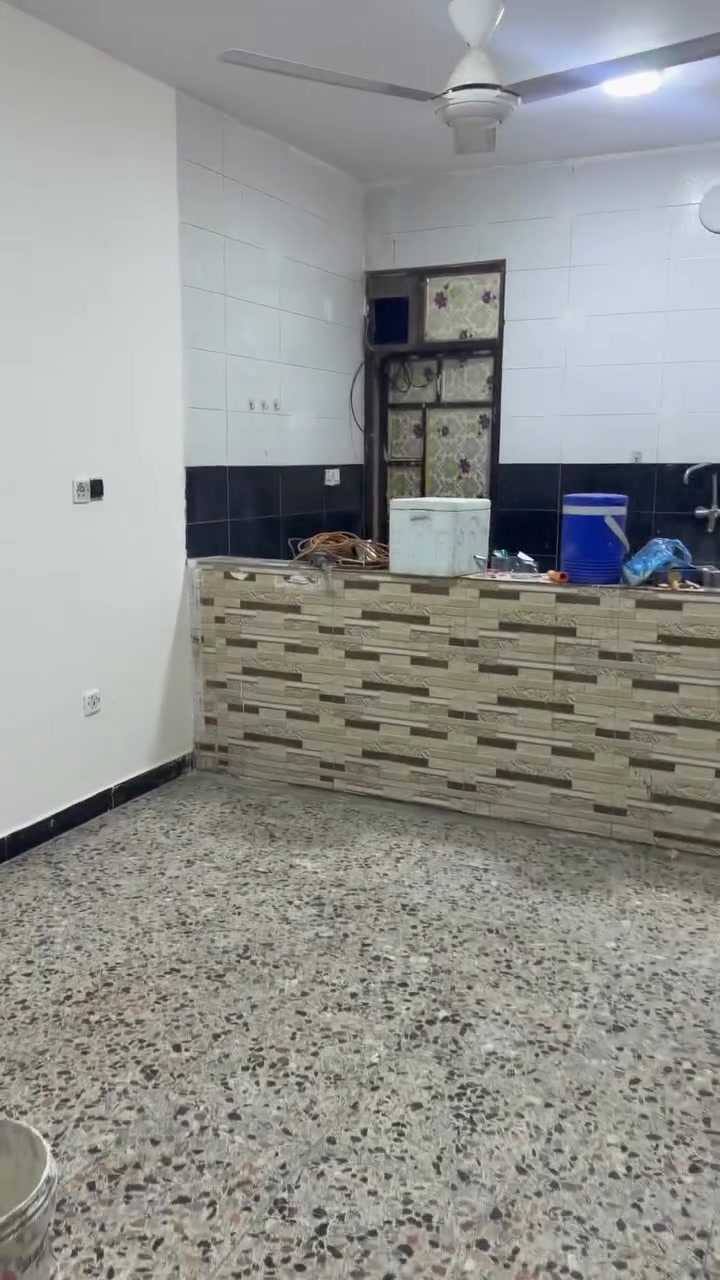 السلام عليكم
شقة طابق ارضي للايجار كمب ساره حي الرياض 
للعوائل فقط 
***********
