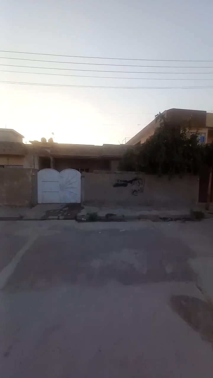 السلام عليكم / بسم الله والصلاة والسلام على رسول الله  / للبيع للبيع/ دار سكني – موقع مميز جداً / 

ملك صرف طابو الزهور
شرط الوكالة والتحويل الرسمي

📐 المساحة: 200 طابق / الطابق الأرضي يتكون من غرفتين + هول + استقبال + مطبخ + صحيات + كراج/ 
📏 الواجهة: 10 م | العمق: 20 م / الدار يصلح للسكن كان مؤجر / 

📍 الموقع: الموصل – الجانب الأيسر (حي سومر )
📌 قرب سايدين الوسطي خامس قطعه + قرب مولده العساف / 
🛣️ موقع مميز جداً وقريب من جميع الخدمات

✔️ منطقة راقية وحيوية
✔️ مناسب للسكن العائلي أو للاستثمار
✔️ سند رسمي وجاهز للتحويل

💰 السعر / 85 مليون وقابل للتفاوض/  للتواصل والاستفسار:
📱 *********** / زين 
📱 *********** / كورك 
📛 ابو ياسر للعقارات / نستقبل جميع العروض في احياء الموصل /
▪️ سكني 🏡
▪️ تجاري 🏬
▪️ دواَنم وأراضٍ استثمارية 🌟
