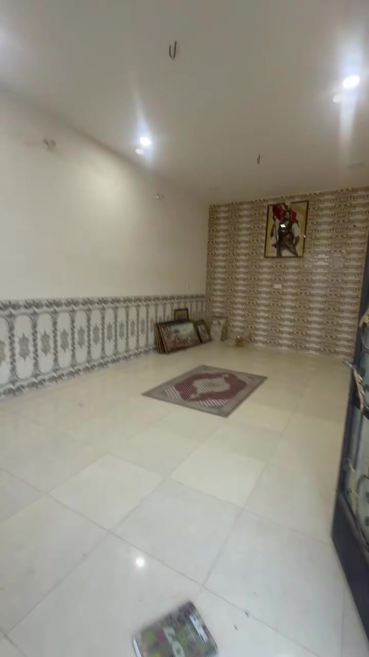 السلام عليكم بيت للبيع بحي اور الثانيه كونكريت مسلح البيت شغل درجة اولى مساحته ٢٠٠ متر يتكون من غرفتين ومطبخ وبراني وصاله ومجمع صحي داخلي وخارجي بالقرب من انور ابو الكباب وسعره مناسبة
***********
