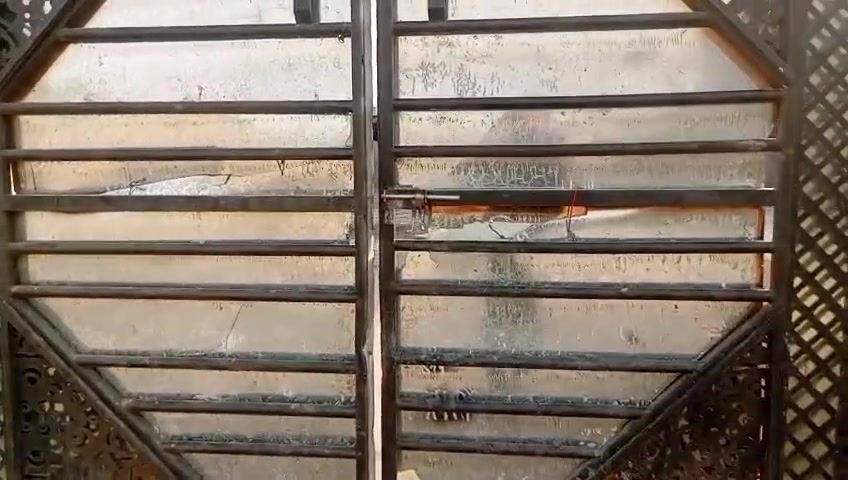من رخصه مدير الكروب       بيت للبيع شارع ابو طارق قريب عل البراز مساحته 300 كافه الخدمات ماي ومجاري وكهرباء يبعد عن شارع الصب 30 متر السعر 35 التفاصيل بالفيديو للاتصال ***********
