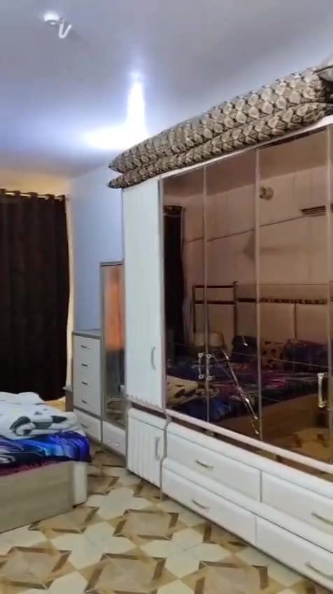 غرفه للبيع مامستعمله هواي سنه او اقل كلش نضيفه وجديد تخبل بس مستعجلين ع بيعه يردون يشيلون 
سعره مليون وبيه مجال 
الي يريده يتصل ع هذا رقم
***********
