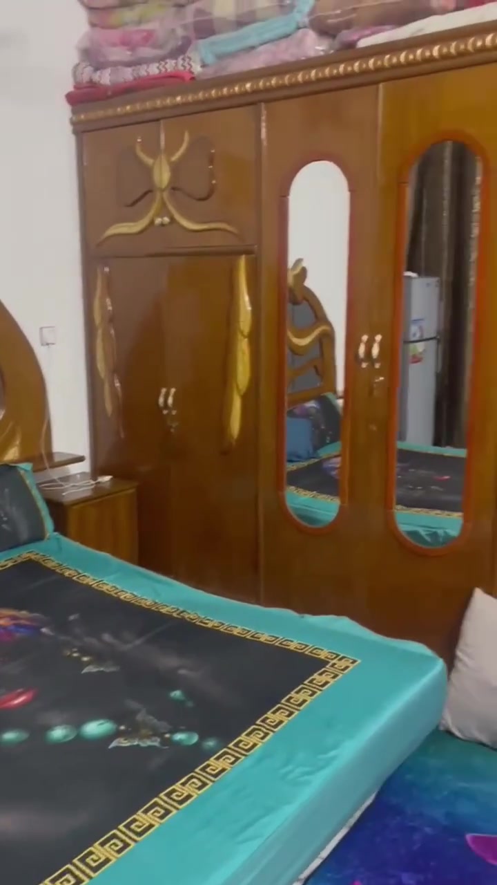 السلام عليكم غرفة ٤ قطع للبيع السعر ٤٠٠ مكانهة  بغداد حي الكوفة مابيهة اي ضرر للاتصال علئ الرقم ***********
