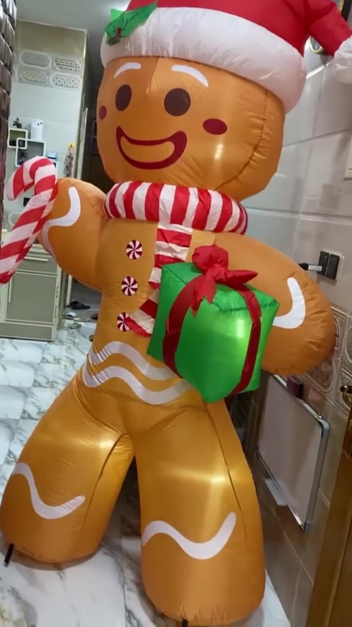 🎄 مجسم رجل الزنجبيل للزينة 🍪
نفخ، حجم 8 أقدام (2.4 متر)، جديد بالكرتونة ✨
مناسب لزينة الكريسماس والبيت والمحلات 🎅🎁
💰 السعر: 85 ألف وبي مجال بسيط 
مكان الغزالية للاستفسار واتس اب ***********
