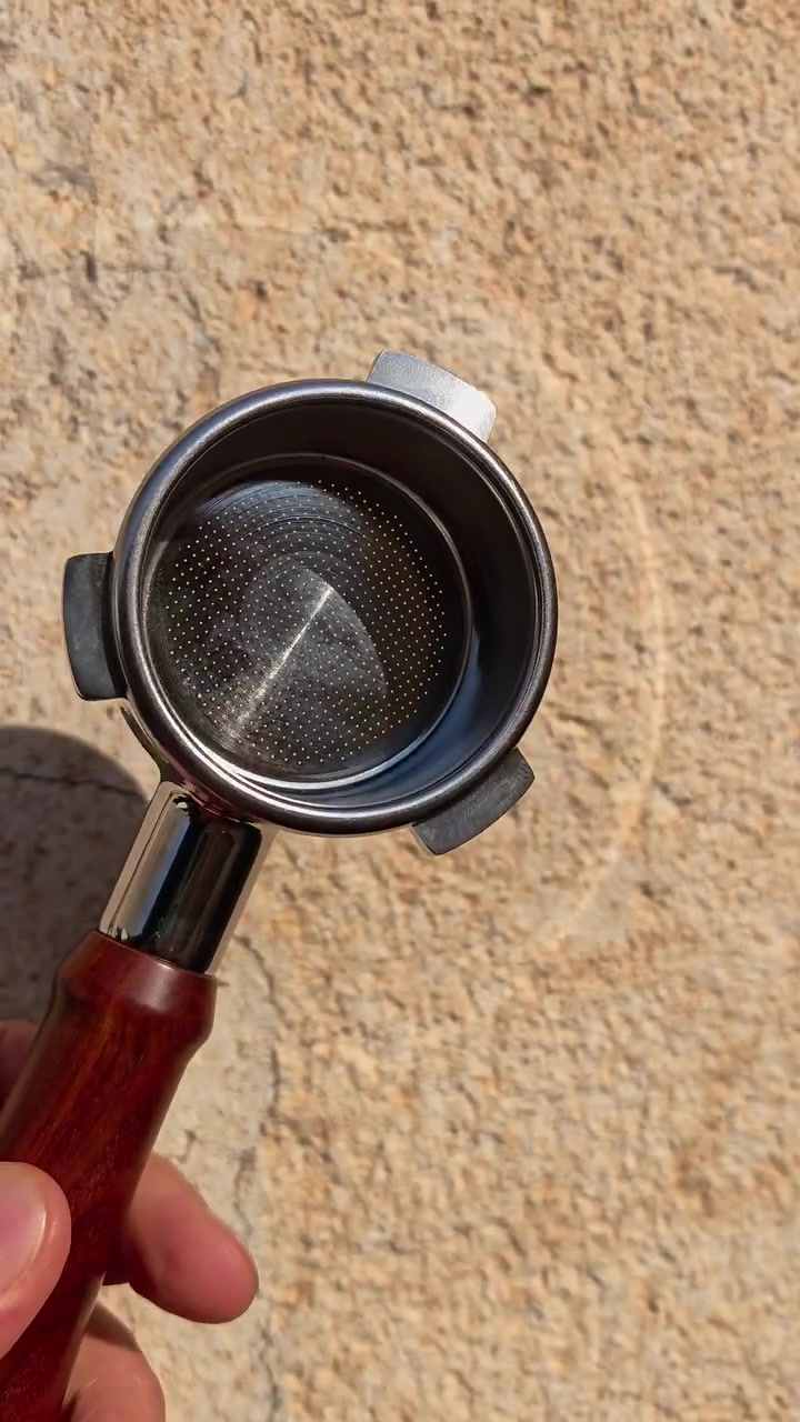 بورتافلتر  احترافي مكشوف خشبي  قياس 54 ملم (Bottomles   Portafilter) بجودة عالية، مصنوع من الفولاذ المقاوم للصدأ (ستانلس ستيل) مع مقبض خشبي أنيق ومريح في اليد. مناسب لعشاق القهوة والباحثين عن استخلاص مثالي ومراقبة جودة الاستخلاص في كل كوب.
متوفر توصيل
