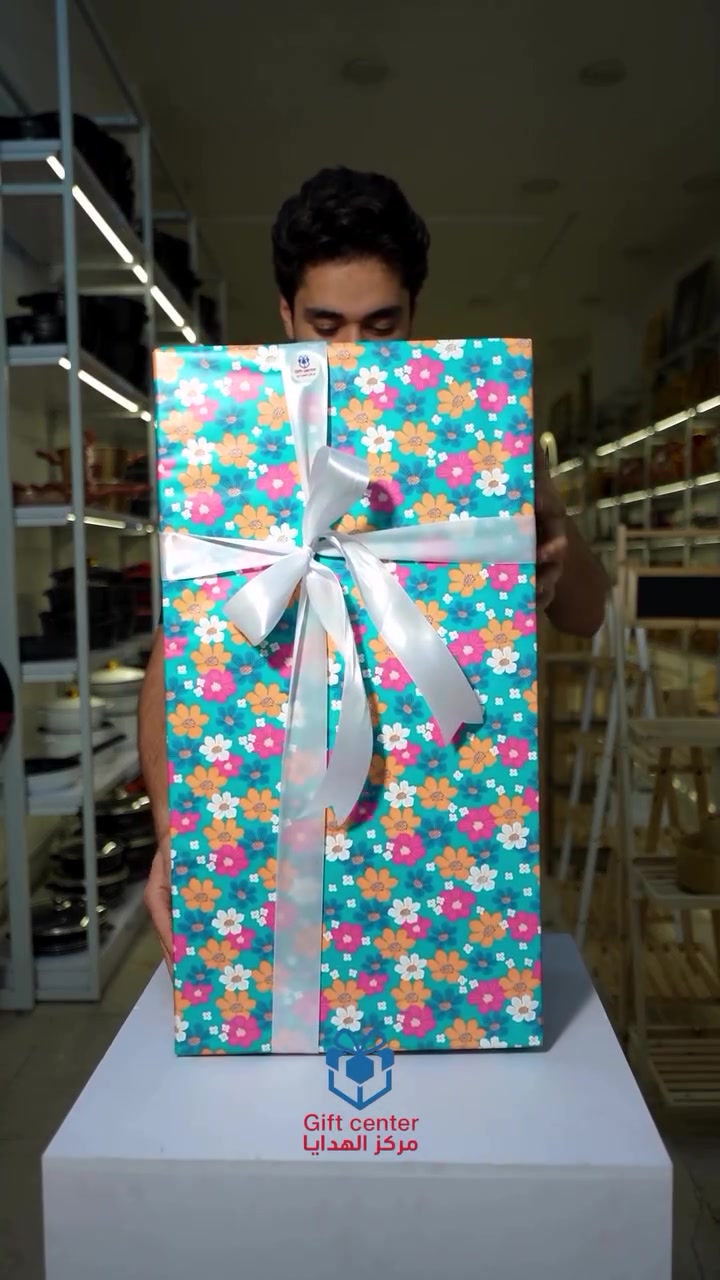 بازاڕی بکە و ببە خاوەنی دیاری لە گیفت سەنتەر 🎁😍
پێت وایە دیار ناو ئەم بۆکسە چییە !؟ 🤔

وتسوّق ويانه من مركز الهدايا، حتى تدخل السحب على جائزة قيّمة 🎁😍
برأيكم، شنو تتوقعون هدية هذا الأسبوع؟ 🤔

نص مكتوب في الصور:
- Gift center
- مركز الهدايا