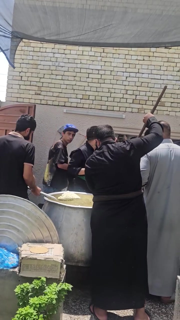 بيت  في  شهداء  الموظفين  للبيع في  حاله  جيدة  جدا  يتكون  من  حديقة  وكراج  سيارة  وحمام  خارجي  و هول  وستقبال  وغرفه  نوم  مع  مجمع  صحيات   الطابق  الثاني  غرفتين  نوم  
المساحه  ٢٠٠  متر  ملك  صر ف  للبيع  او المروس   فقط  ..
التوصل  على الرقم   [***********
