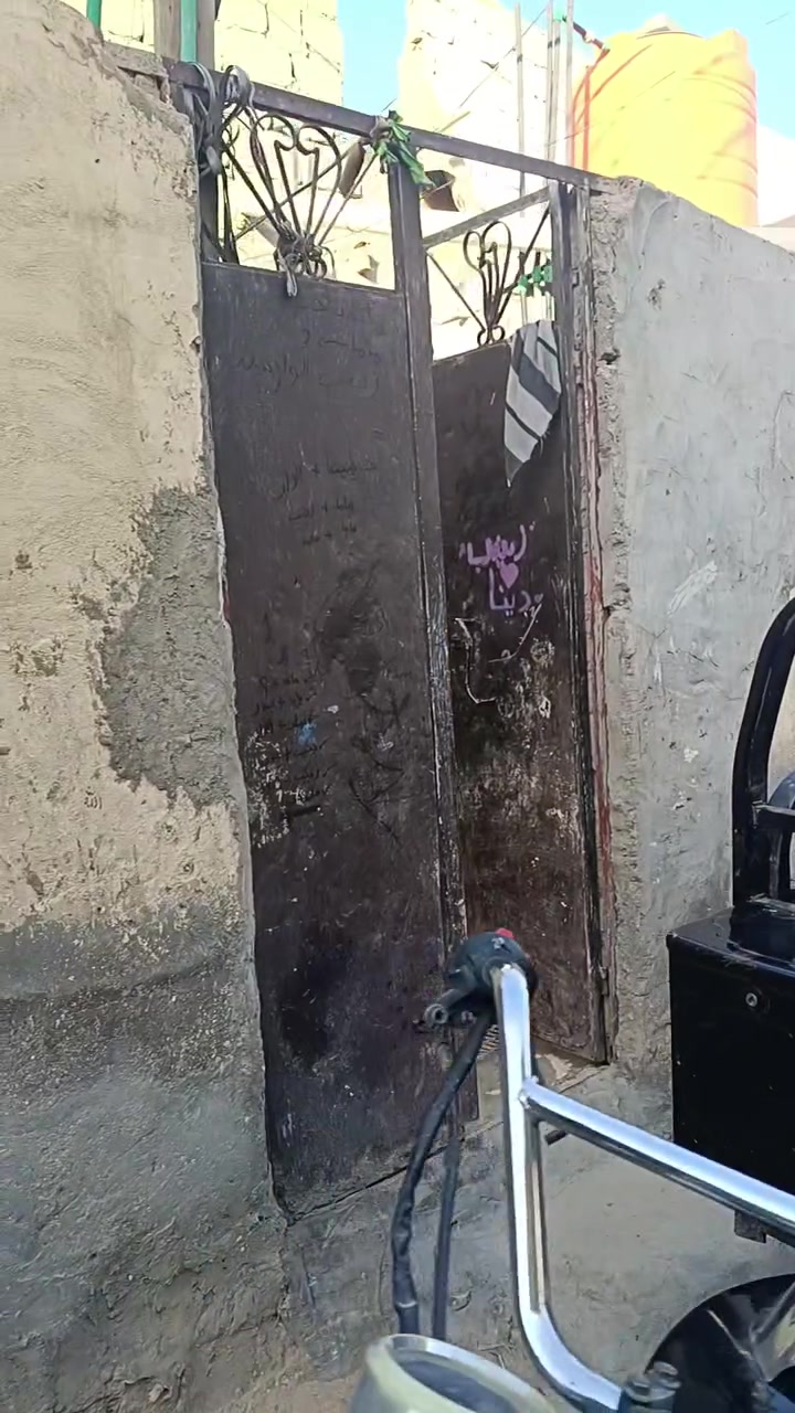 السلام عليكم عندنا بيت للبيع المساحه 75 متر المكان شارع 40 خلف المدرسه الصينيه الاستفس على هذا الرقم ***********
