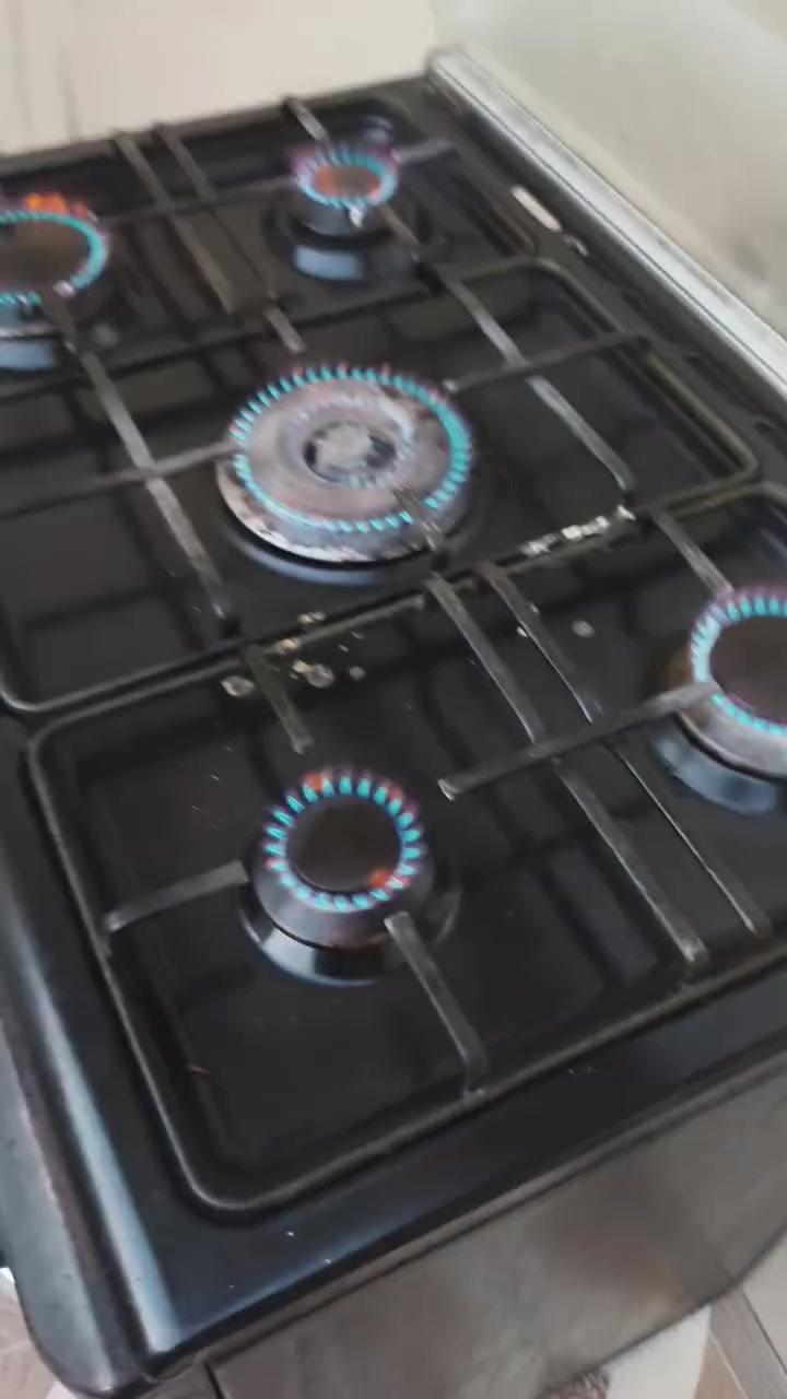 السلام عليكم طباخ نظيف بلادي  للبيع للاستفسار *********** واتساب السعر 225 وبي مجال كامل هوه والراس بس شغل
