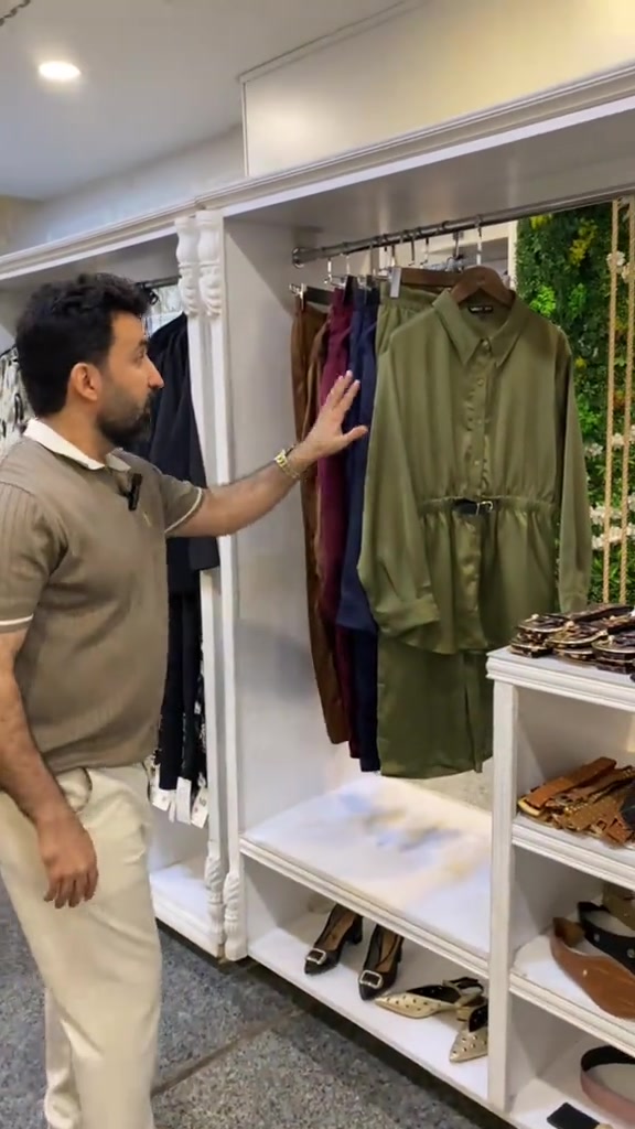 توصيل مجاني لهذا الموديل والسعر اصلاً سويتلج بي خصم حلووو  السوت هذا من احلى الموديلات باللبس 💙❤️ اللي اخذ منه خلي ينزل رأيه .. تعالي استمتعي بهذا الفيديو .. 🫰🏼 .. العنوان : بغداد الدورة سوق الاثوريين شارع نادي المجتمع العائلي رقم الهاتف ***********___***********  . . . . . . #ملابس #ازياء #اكسبلور 

