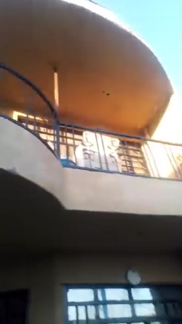 السلام عليكم ورحمة الله بيت للبيع ملك صرف زراعي مساحة الأرض 100...يحتوي على ثلاث غرف نوم.... العنوان جزيرة بغداد السياحيه منطقه كميره ابو كفه.. خدمات كامله كهرباء مجاري تبليط
