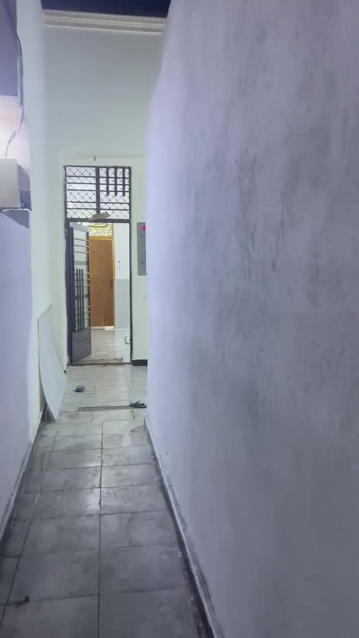 دار للبيع مجمع فدك علا الشارع العام من جهه المعلمين طابق ونص غرفتين نوم ومحل امجر 300 الف مساحه الدار 127 م للستفسار مكتب السماح *********** الحاج ابورضا اللامي
