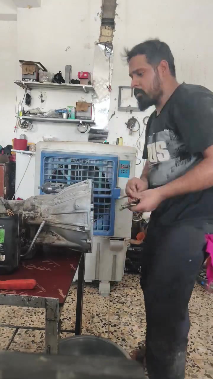 هاي السيارة جان بيها هواي مشاكل بعد ما كملت مشاكل المحرك جفتت كيرها وهاذ الشغل مراح تلگاه بغير مكان تجديد عام وفايسن كير ميكانيكي عمل والسيارة صارت BMW مو  برنس جانت متمشي ابد  🤣 تحياتي الكم محلات الاصدقاء وبخدمتكم شاهد واستمتع بل نشاط والشغل الصح ***********
