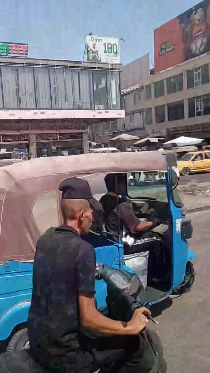 بيت للبيع طابو صرف مساحه 500 متر  تجاري شارع كربلاء المقدسة حي العامل يوجد فيه5 محلات مع دور لسكن يصلح بنايه تجاريه موقع مميز جدا السعر مليار وسبعمائة وخمسون مليون قفل علما البيت على الوجهية البيت 16 متر على شارعين الإتصال *********** وتساب ***********
