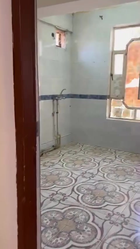 السلام عليكم شقه الايجار
في حي الضباط قرب جامع المدللل 
تتكون من غرفه وصاله ومطبخ وحمامات واستقبال 
منار عدد ٢ بدل الايجار ٣٥٠ مع الماء والكهرباء 
للتواصل وتساب ***********
