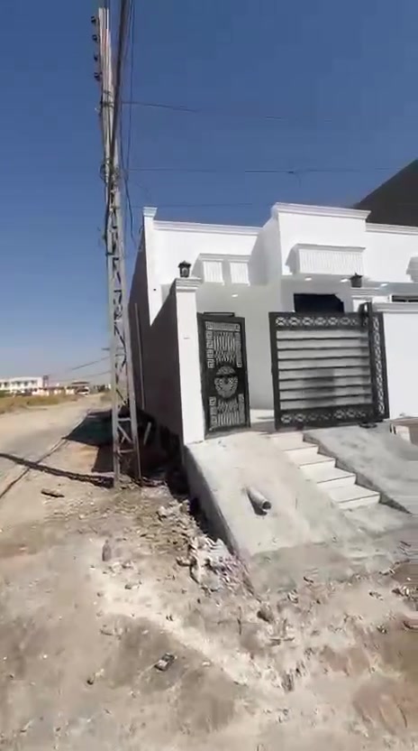 جبتلكم بيت جديد بعدة زيرو
السعر105 طابوصرف 2026م
المساحة200م طابق واحد غرفتين نوم  وديوانية ومطبخ حار بارد ومناور وصالة كبيرة
وكلدور بناءحجر وسمنت رباط ارضى شغل مرتب وخريطة حلوة
بي كيزر وماطور ماي ومنظومة انترنت وكاميرات ومنظومة سبالت بس جيب غراضك واكعد
الموقع رمادي 6كيلو قرب مول زنبيل تواصل واتساب *********** حجي خالد
البيت الذهبي
