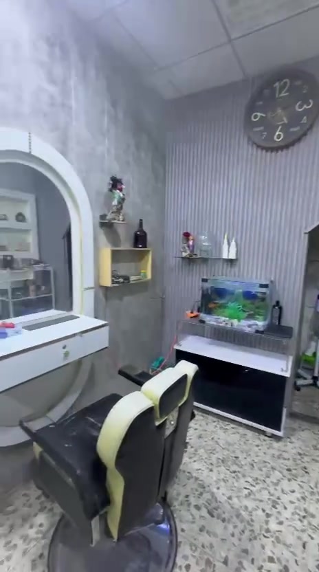 سلام عليكم مستلزمات حلاقه للبيع مع كامل ديكور كراسي ثنين مري ثنين رف تعليك رف متحرك جرارات للمواد قنفات العدد ٣ للاستفسار ***********

